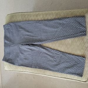 Roz & Ali Black Geometric Patterned Capri Pants